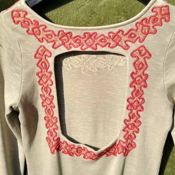 Free People Grey knit dress with embroidery sz M - Picture 3 of 8